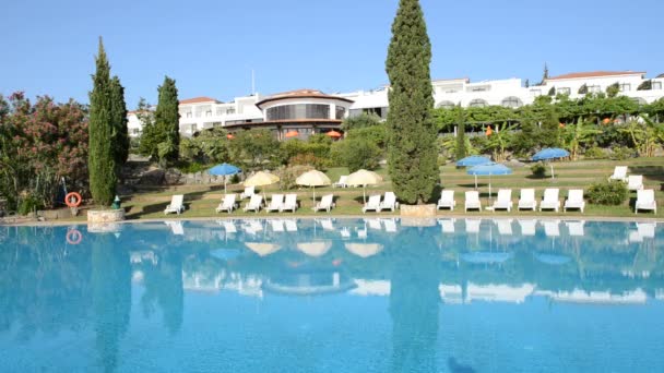 A piscina, espreguiçadeiras no hotel de luxo, Peloponnes, Grécia — Vídeo de Stock