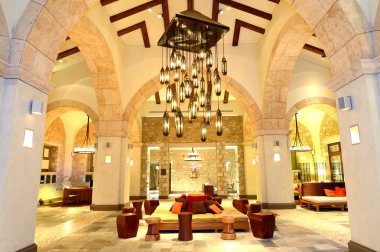 gece illuminat daki lüks otel lobisinde büyük avize