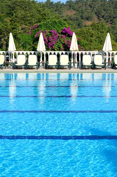 Piscina no resort turco mediterrânico, Fethiye, Turquia — Fotografia de Stock