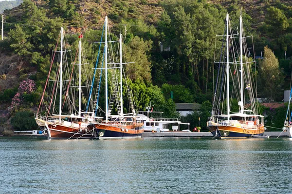Yachts at the pier on Mediterranean turkish resort, Fethiye, Tur — Stock Photo, Image