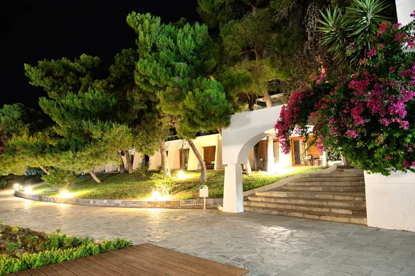 Illuminated villas at luxury hotel, Peloponnes, Greece — Stock Photo, Image