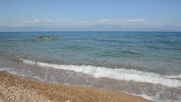 Panorámica de la playa en el mar Jónico en el hotel de lujo, Peloponnes, Grecia — Vídeos de Stock