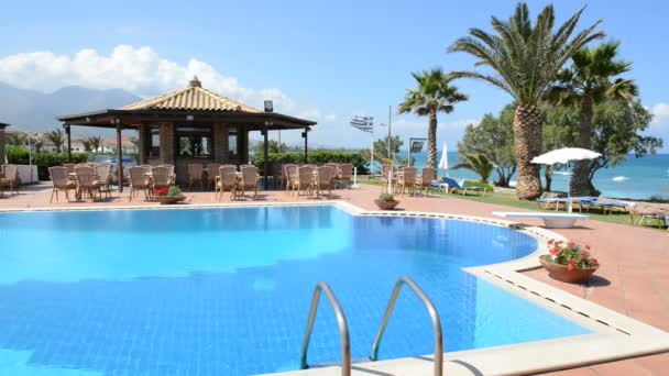 La piscina vicino al bar e bandiera greca, Peloponneso, Grecia — Video Stock