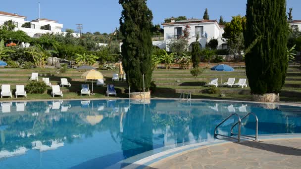 Бассейн, лежаки в роскошном отеле, Пелопоннес, Греция — стоковое видео