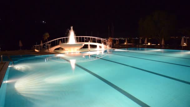 Schwimmbad mit Springbrunnen in nächtlicher Beleuchtung im Luxushotel, Peloponnes, Griechenland — Stockvideo