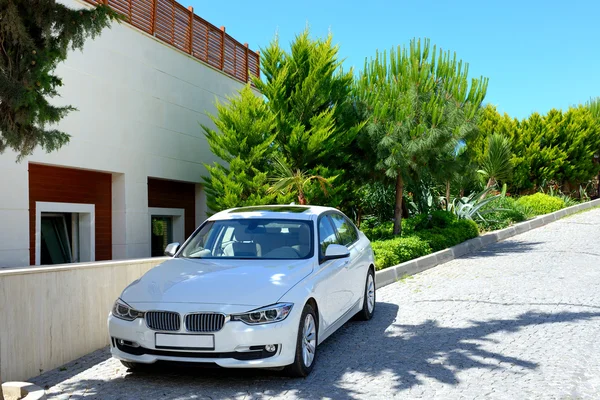 Az autó parkolt a modern luxus szálloda közelében, Bodrum, Törökország — Stock Fotó