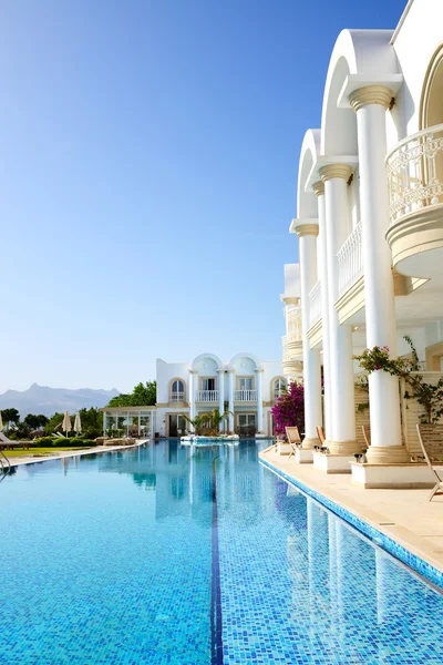 游泳池在豪华别墅、 博德鲁姆、 土耳其 — 图库照片