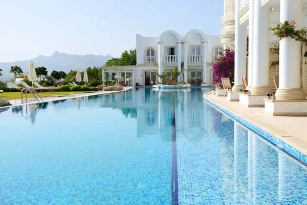 Bazén v luxusní vila, bodrum, Turecko — Stock fotografie