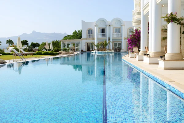 Poolen på lyxvilla, bodrum, Turkiet — Stockfoto