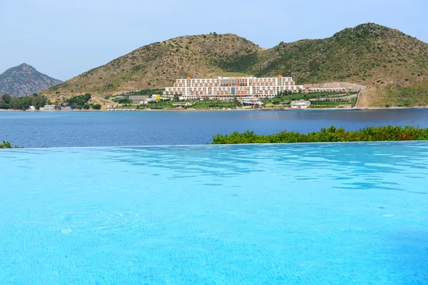 Nekonečný bazén na luxusní hotel, bodrum, Turecko — Stock fotografie