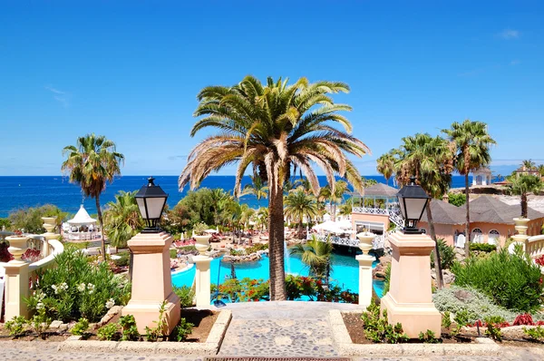 Piscina, restaurante al aire libre y playa de hotel de lujo, Te — Foto de Stock