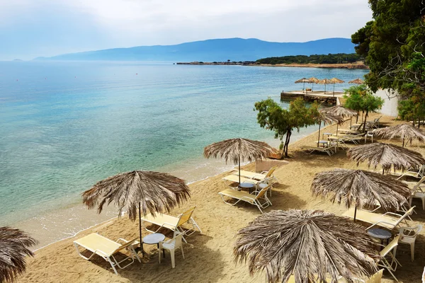 Tumbonas en la playa en el moderno hotel de lujo, Peloponnes, Grecia —  Fotos de Stock