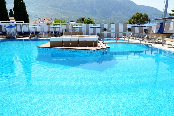 Poolen på moderna lyxhotell, Peloponnesus, Grekland — Stockfoto