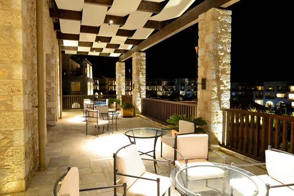 El vestíbulo en hotel de lujo en iluminación nocturna, Peloponnes, Gre —  Fotos de Stock