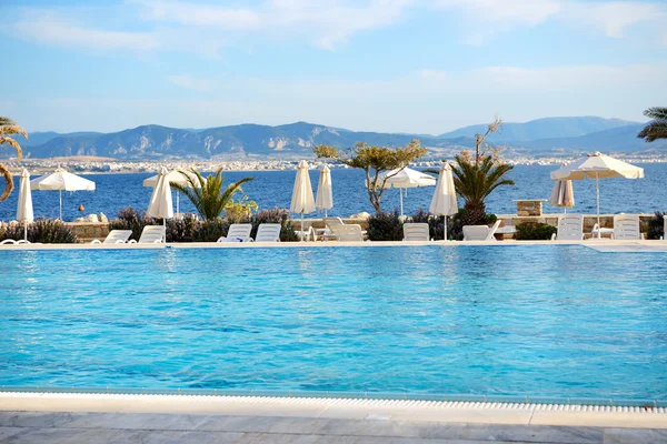 Бассейн с видом на море в роскошном отеле, Пелопоннес, Греция — стоковое фото