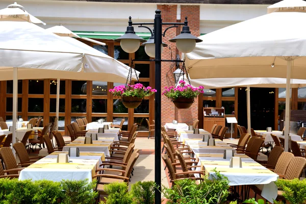 Restaurante al aire libre en un moderno hotel de lujo, Marmaris, Turquía — Foto de Stock
