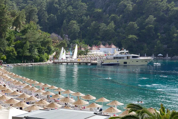 Båtar vid brygga och strand vid Medelhavet turkiska resort, fe — Stockfoto