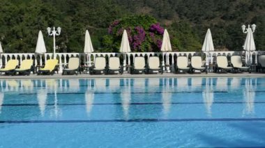 Yüzme Havuzu şezlonglar ve çiçekler lüks otel, fethiye, Türkiye