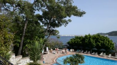 Yüzme Havuzu ve yatlar liman, marmaris, Türkiye'nin görünümü kaydırma