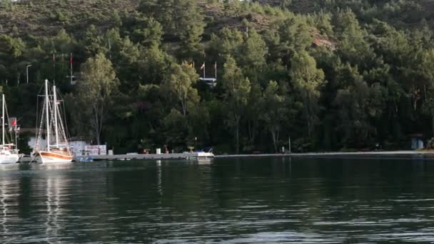 Panning the yachts at pier on Mediterranean turkish resort, Fethiye, Turquia — Vídeo de Stock