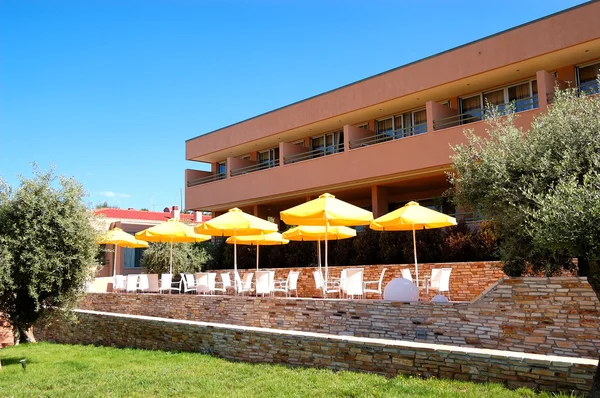 Utendørs restaurant på det moderne luksushotellet, Thassos Island, G – stockfoto