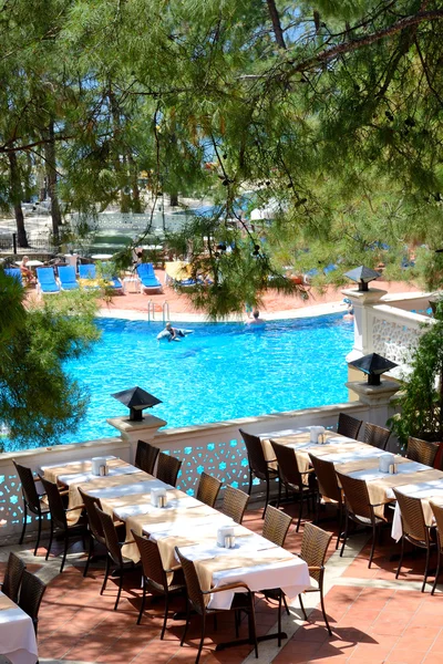 Restaurante al aire libre en un moderno hotel de lujo, Marmaris, Turquía — Foto de Stock