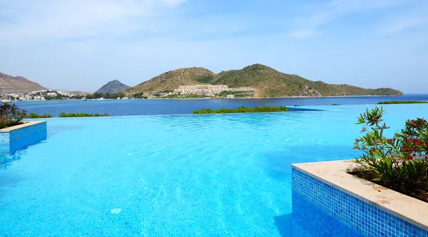 Sonsuzluk yüzme havuzunda lüks otel, bodrum, Türkiye — Stok fotoğraf