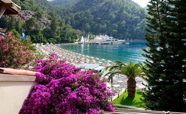 Jachtok a mólón és a beach, a Földközi-tengeri török resort, Fe — Stock Fotó