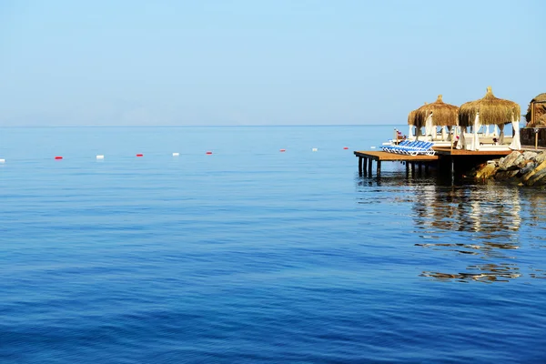 Strand op Mediterrane Turkse resort, bodrum, Turkije — Stockfoto