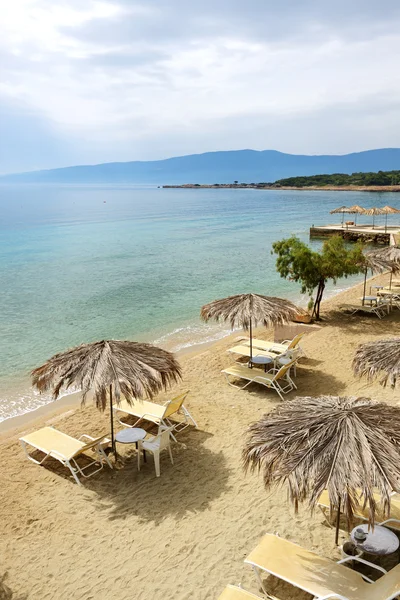 Solstolar på stranden vid moderna lyxhotell, Peloponnesus, Grekland — Stockfoto