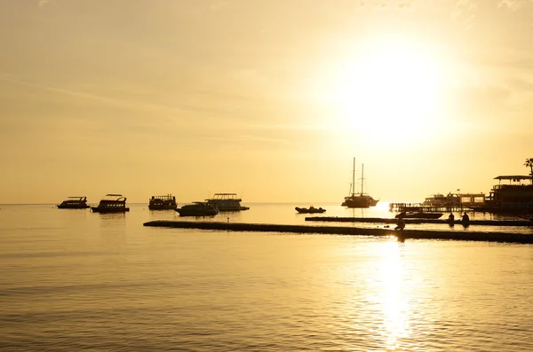 Wschód słońca w naama bay, Morze Czerwone i jachty motorowe, sharm el sheikh, — Zdjęcie stockowe