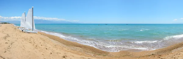 Πανόραμα των πανιών σκάφη στην παραλία Ιόνιο Πέλαγος στο πολυτελές ζεστό — Φωτογραφία Αρχείου