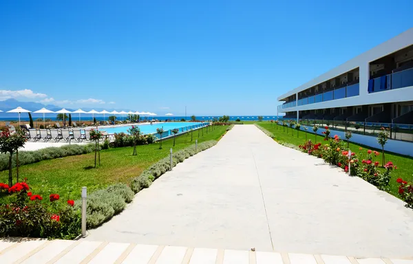 Byggnaden och poolen på moderna lyxhotell, Peloponnesus, g — Stockfoto