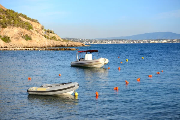 Barcos perto da praia no hotel de luxo moderno, Peloponnes, Grécia — Fotografia de Stock