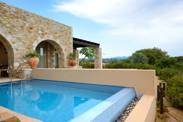 Piscina en villa de lujo con vistas al mar, Peloponnes, Grecia — Foto de Stock