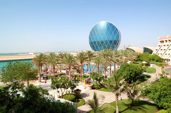 O hotel de luxo e edifício circular, Abu Dhabi, Emirados Árabes Unidos — Fotografia de Stock