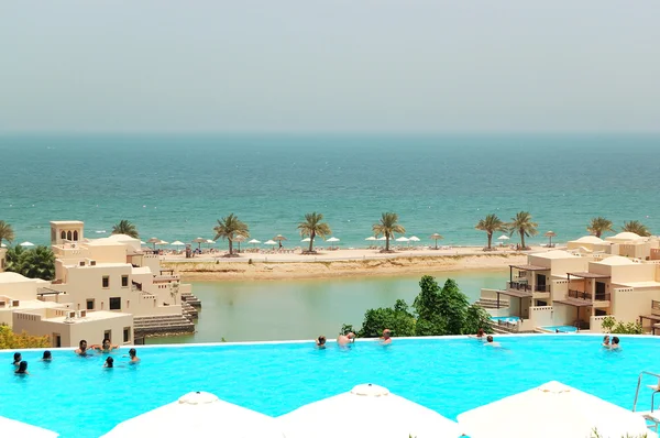 RAS AL KHAIMAH, Emirados Árabes Unidos - JUNHO 9: Os turistas desfrutam de suas férias no hotel de luxo em 9 de junho de 2012 Ras Al Khaimah, Emirados Árabes Unidos. Até 10 milhões de turistas visitaram os EAU no ano de 2012 . — Fotografia de Stock