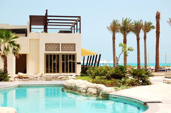 Swimming pool at the luxury villa, Saadiyat island, Abu Dhabi, U — Stock Photo, Image