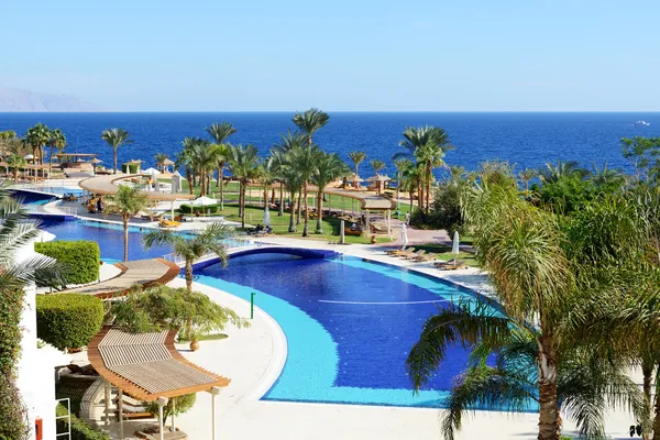 La playa y la piscina en el hotel de lujo, Sharm el Sheikh, Eg. — Foto de Stock