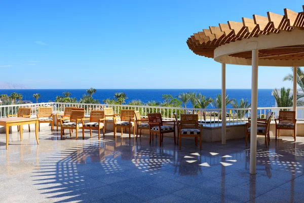 La terraza al aire libre con vistas al mar en el hotel de lujo, Sharm el Sheikh, E — Foto de Stock