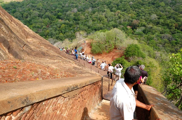 SIGIRIYA - 15 OTTOBRE: Il turista che scende da Sigiriya  ( — Foto Stock