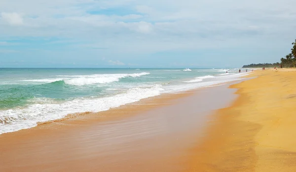 Playa y agua turquesa del Océano Índico, Bentota, Sri Lanka — Foto de Stock