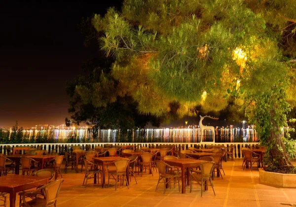 Restaurante en la noche illuminarion en hotel de lujo, Fethiye, Turke — Foto de Stock