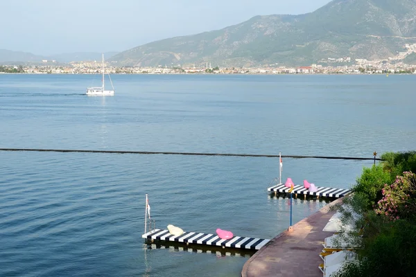 Praia na estância turca mediterrânea, Fethiye, Turquia — Fotografia de Stock