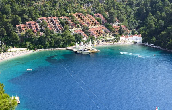 Yates en el muelle y la playa en el complejo turco, Fethiye, Turquía — Foto de Stock