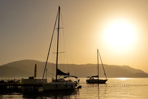Wschód słońca i widoku na jachtach port, marmaris, Turcja — Zdjęcie stockowe