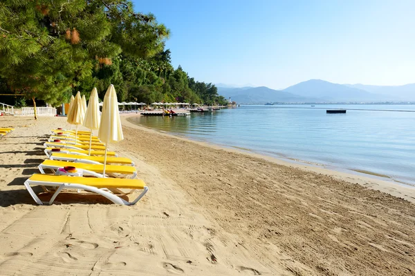 Praia em turkish resort, Fethiye, Turquia — Fotografia de Stock