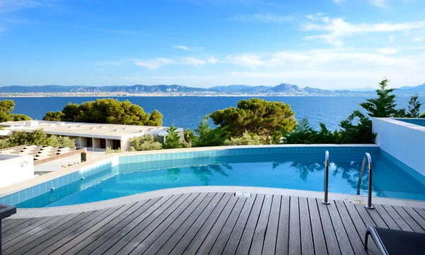 Piscine vue sur la mer dans l'hôtel de luxe, Péloponnes, Grèce — Photo