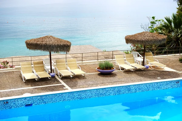 Pool mit Meerblick im Luxushotel, Peloponnes, Griechenland — Stockfoto