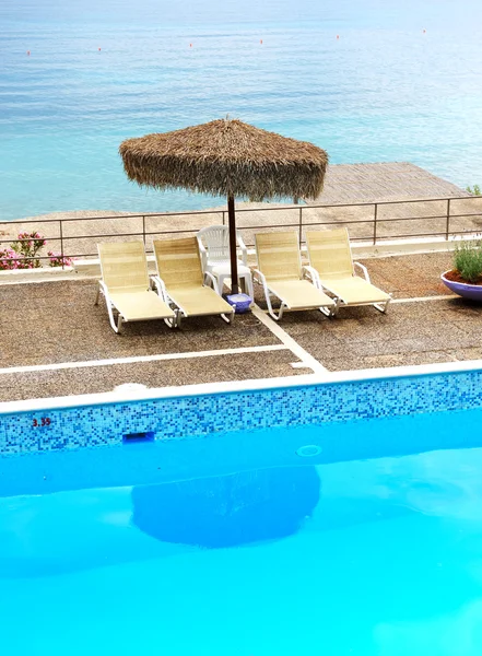 Pool mit Meerblick im Luxushotel, Peloponnes, Griechenland — Stockfoto